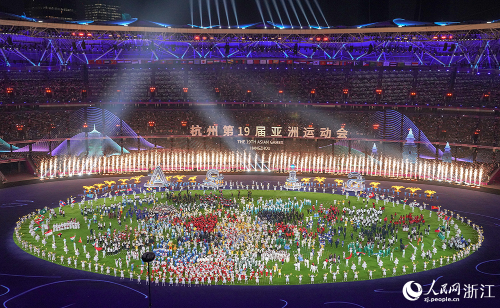 10月8日，杭州第19届亚洲运动会闭幕式，各国运动员齐聚现场。人民网 章勇涛摄