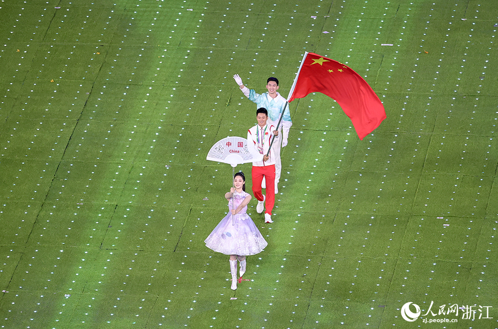10月8日，中国代表团旗手谢震业持国旗入场。人民网 章勇涛摄
