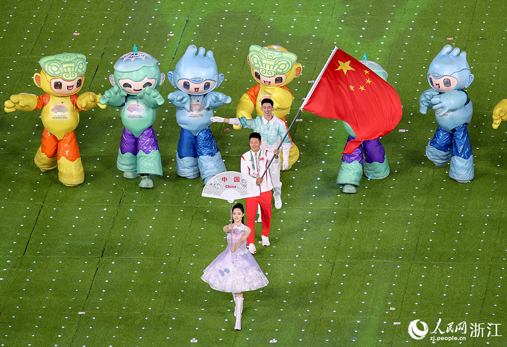 10月8日，中國代表團旗手謝震業持國旗入場。人民網 章勇濤攝