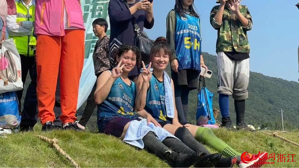 观看比赛的女子运动员。人民网 秦铭泽摄