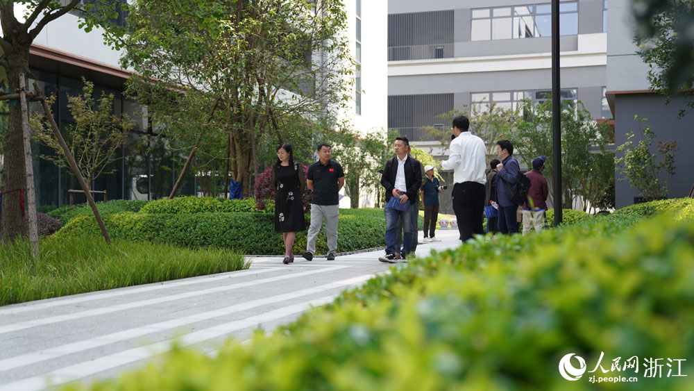 與會嘉賓走進海歸小鎮。人民網記者 郭揚攝