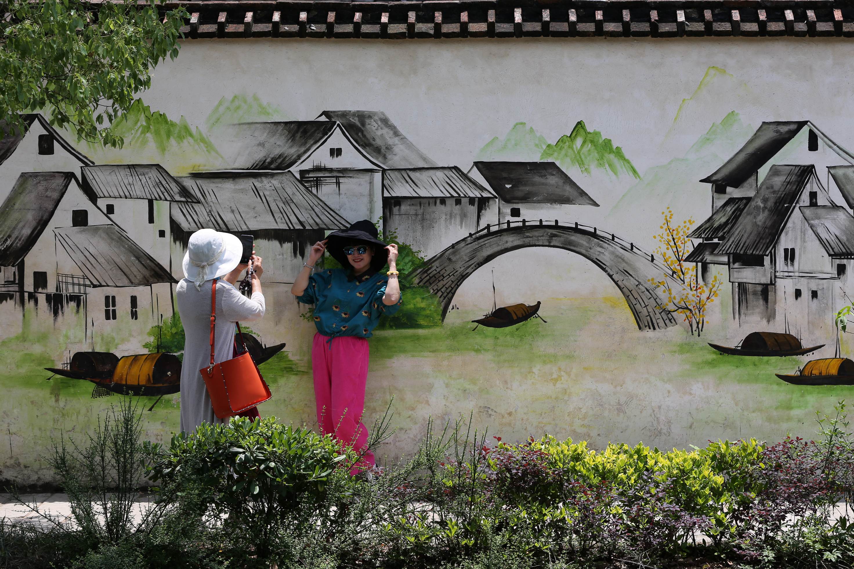 游客在黎里古镇拍照打卡。范黎芳摄 长三角示范区执委会供图