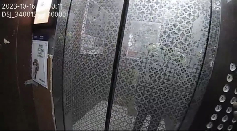 替外卖小哥送餐。杭州公安供图