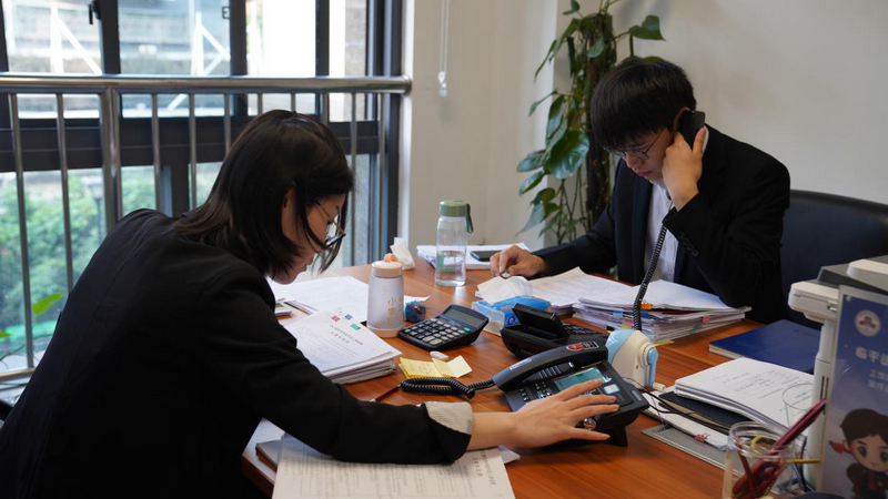 調解員正在通過電話與當事人進行溝通。程欣攝