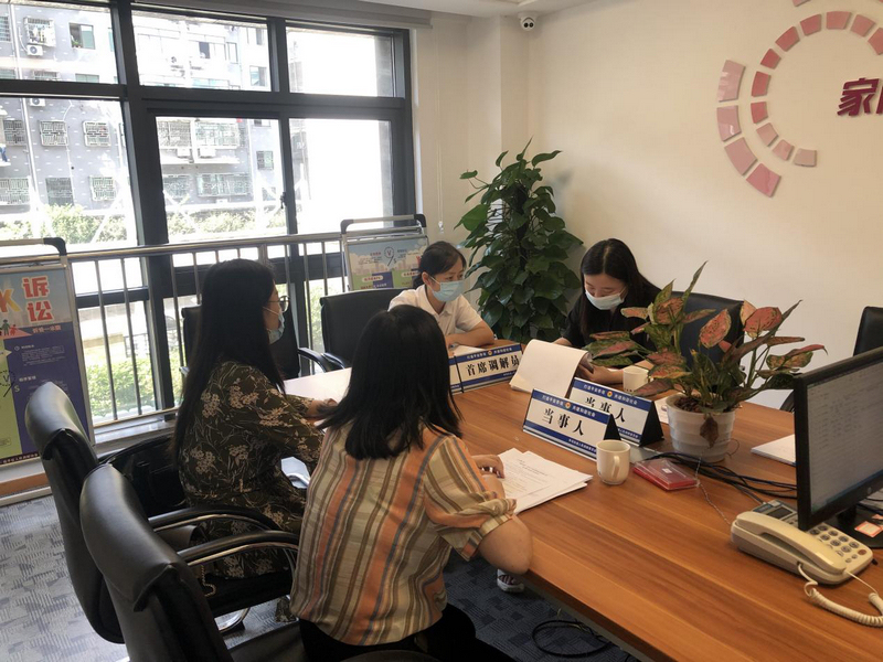調解員正在進行線下調解工作。喬司街道共享法庭供圖