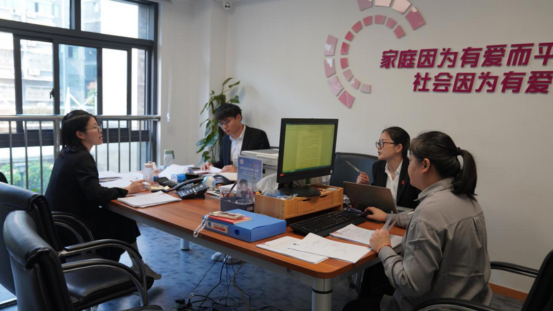 調解團隊正在討論案件進展情況。程欣攝