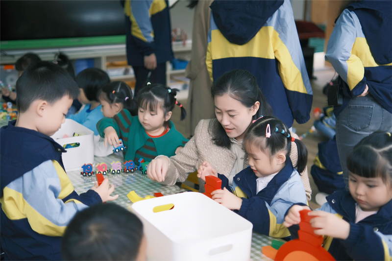 幼儿园的孩子们正在玩木制玩具。云和县委宣传部供图