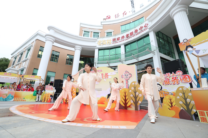 重阳“老友社”惠老服务游园会现场。骆驼街道供图