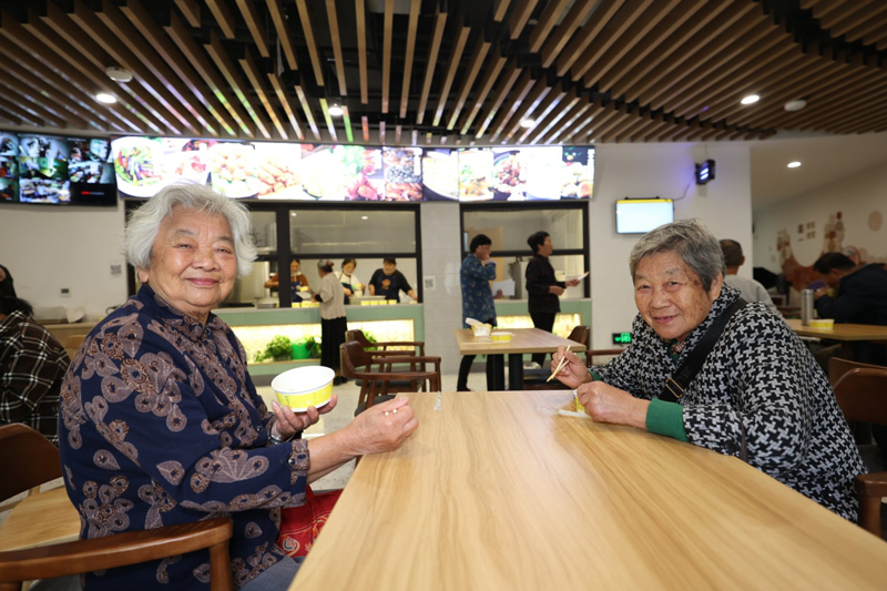 老人们体验舌尖上的幸福“食”光。骆驼街道供图