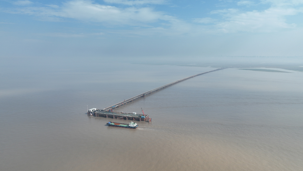 杭州湾跨海铁路大桥南岸材料平台首艘船只试泊成功。宁波前湾新区供图