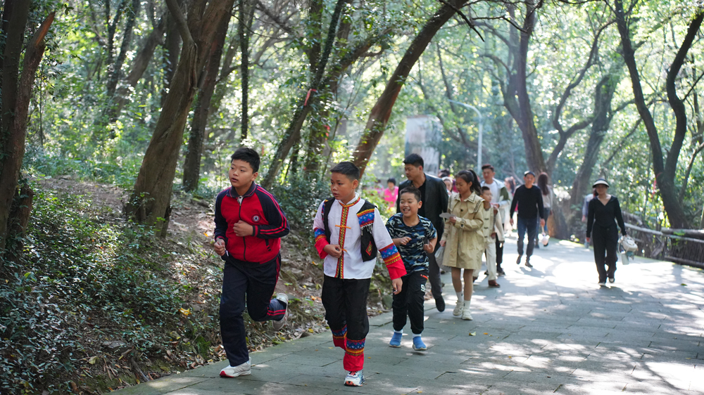 重陽親子趣味登山活動現場。觀海衛鎮供圖