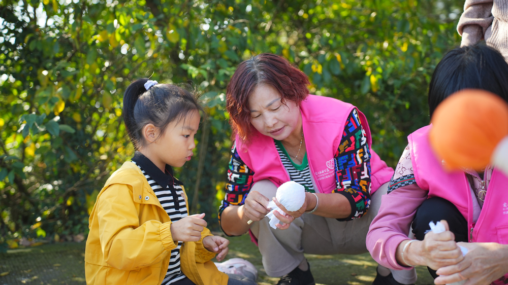 重阳亲子趣味登山活动现场。观海卫镇供图