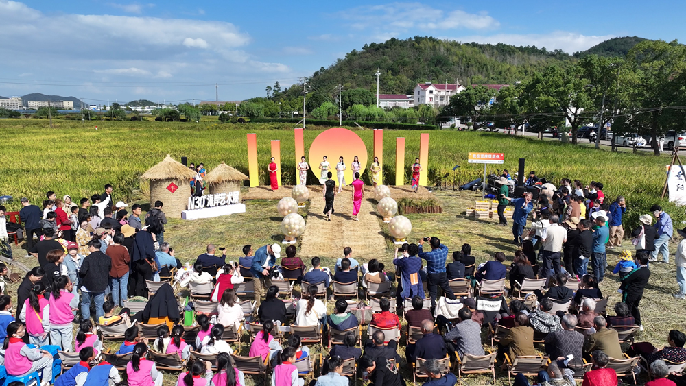 活动现场，一场精彩的旗袍秀上演。来自贤庠镇旗袍协会的村嫂们脱下农装、换上霓裳，走出了自信。象山县委宣传部供图