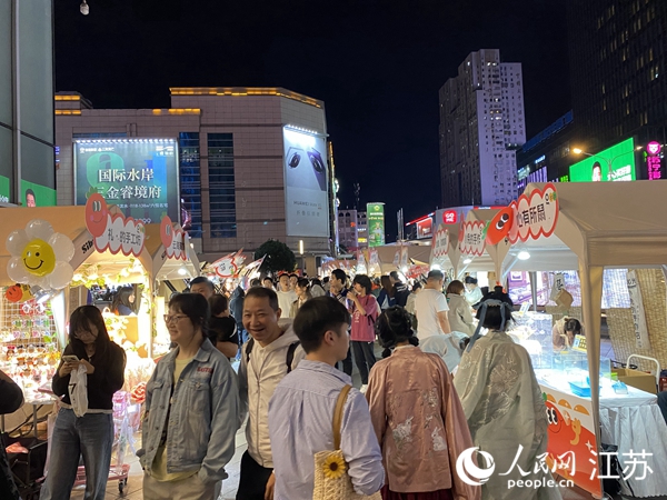 游客在逛南京夜市。人民網 王丹丹攝