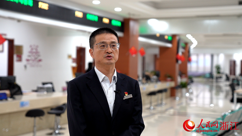 仁建集正在介绍涉企中介改革。人民网 陈陆洵摄
