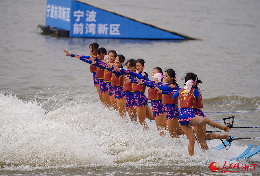 10月25日，滑水运动员为观众带来一场精彩绝伦的水上视觉盛宴。人民网 章勇涛摄