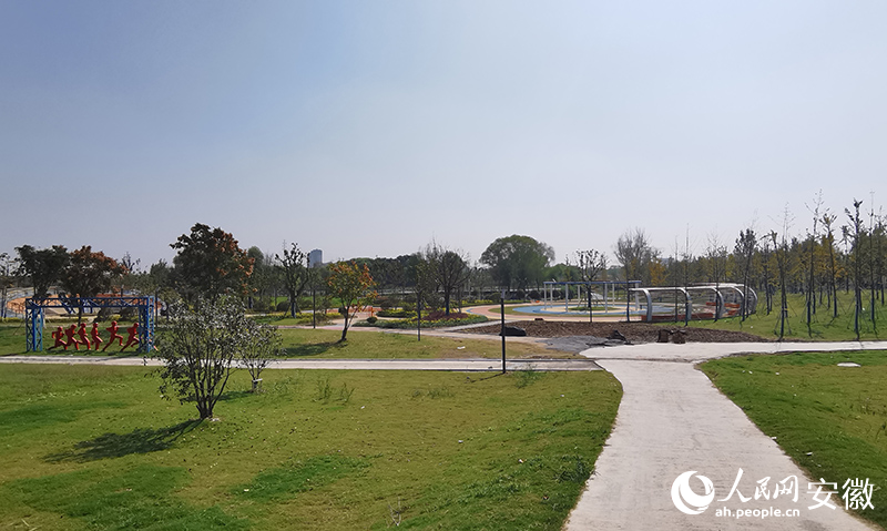 澮河一側仍在建設完善體育公園各項設施。人民網 胡雨鬆攝