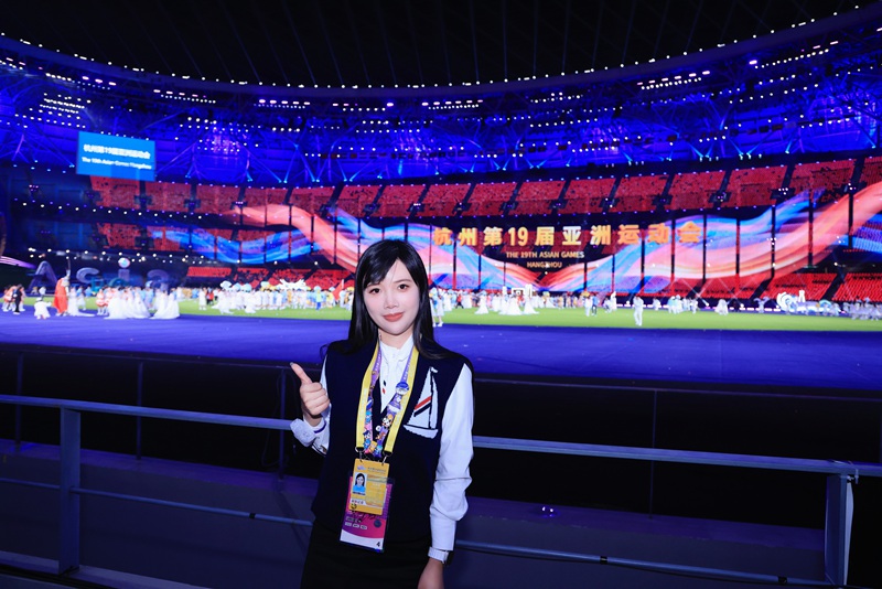 作为一名专职摄影记者，在杭州亚运会期间，徐青青全程参与了亚运各项赛事的报道工作。受访者供图