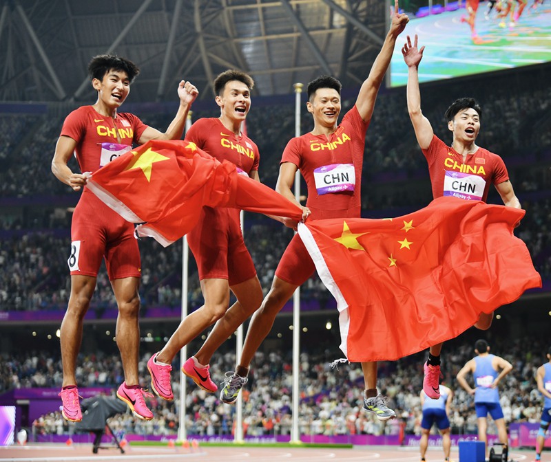 10月3日，中国选手陈冠锋、严海滨、谢震业、陈佳鹏夺得男子4×100米接力冠军，4人举着国旗，开心地跳了起来。这个瞬间被徐青青镜头记录下来。受访者供图