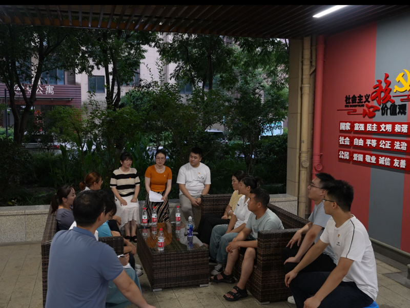 每晚19点邀请社区青年在社区人大联络站、公园、广场等地聊家常、话民生。