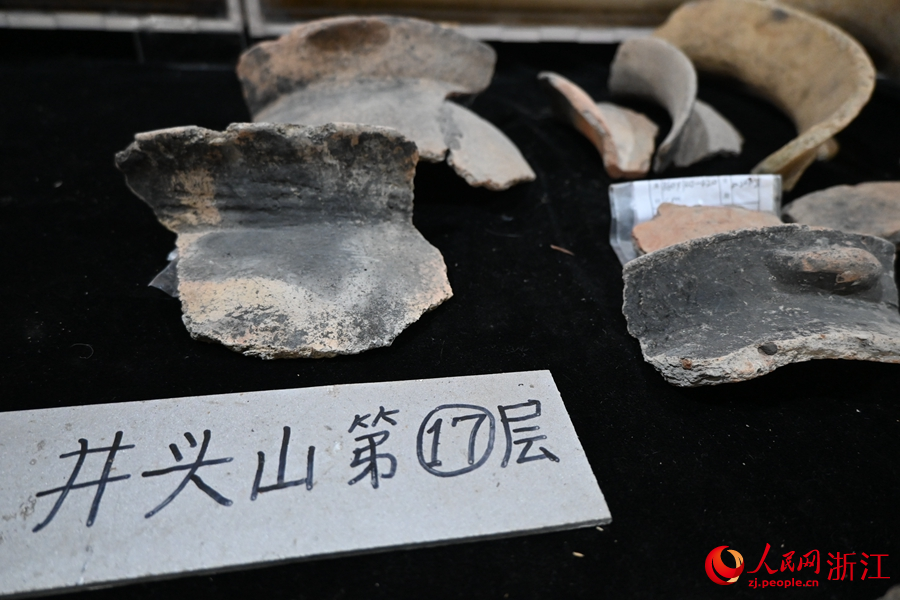 发掘出的陶制品。人民网记者 张丽玮摄
