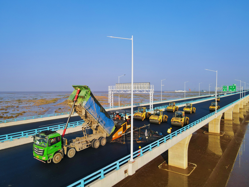 杭甬复线宁波一期项目沥青路面施工中。浙交建设供图