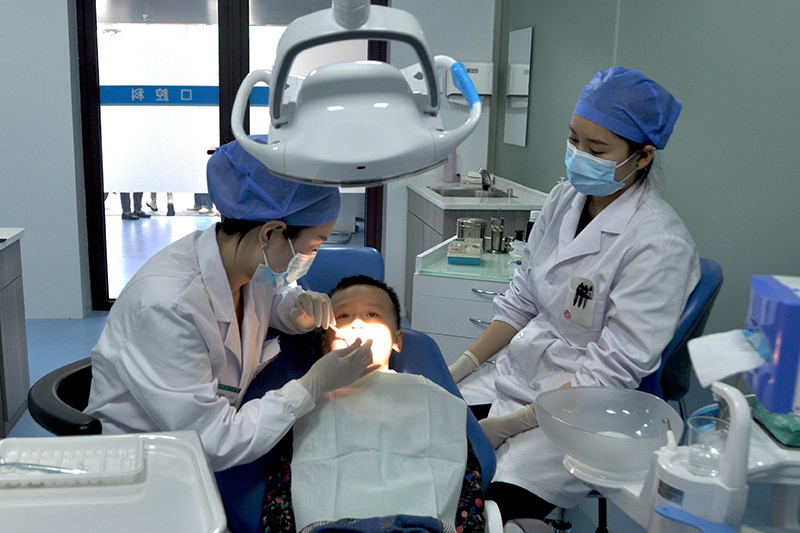 在“健康口腔”行動中，為適齡兒童免費開展局部涂氟、第一恆磨牙窩溝封閉活動。花山區發展改革委供圖