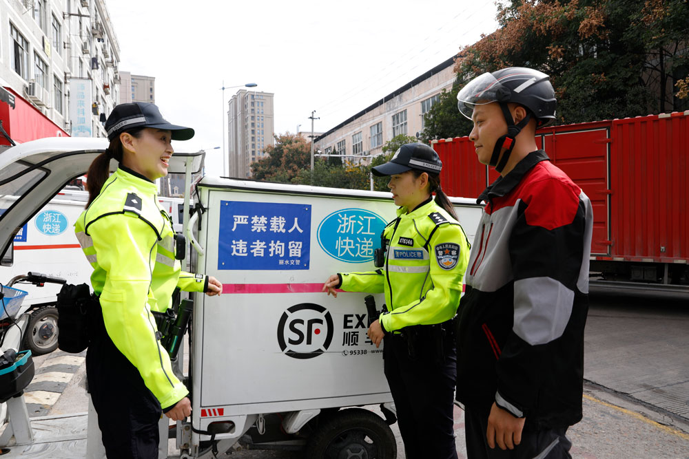 交警給電動自行車貼上交通安全警示標志。胡昌清攝