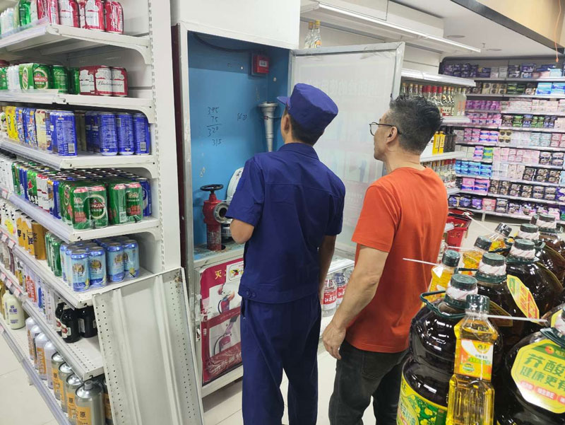 开展消防安全隐患排查。白杨街道供图