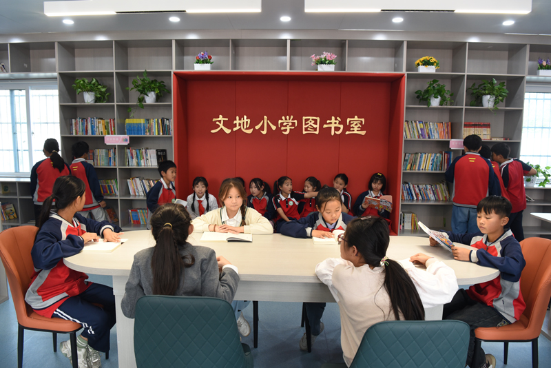 杭州二中白马湖学校捐建的白马湖爱心图书馆揭牌开馆