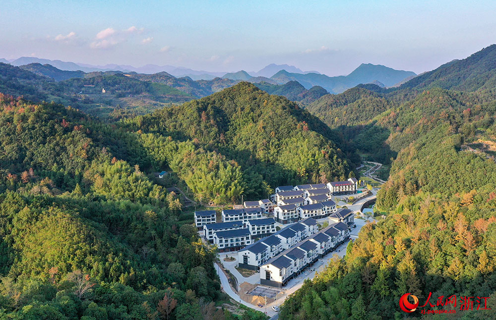 黄岩区宁溪镇上桧村，民房与起伏的山脉相呼应，打造出现代生态生活的新格局。人民网 章勇涛摄