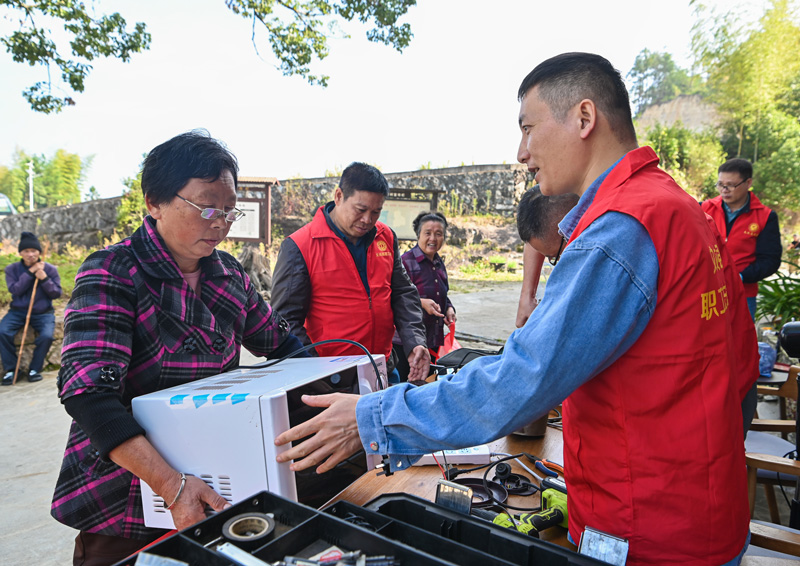 村民带来需要维修的电器。文成县委宣传部供图