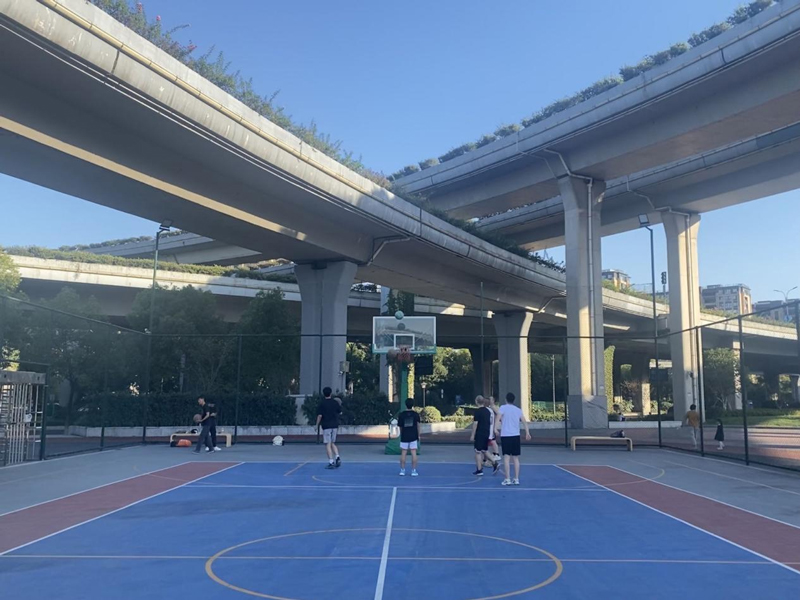 杭州篮球公园位于拱墅区文晖街道石德立交西南象限桥下空间，如今成了人们休闲锻炼的绝佳场所。程欣 摄
