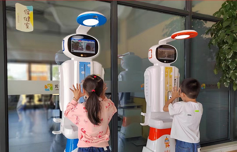 清晨，在乌镇龙翔中心幼儿园，晨检机器人为孩子们测量健康数据。乌镇镇人民政府供图