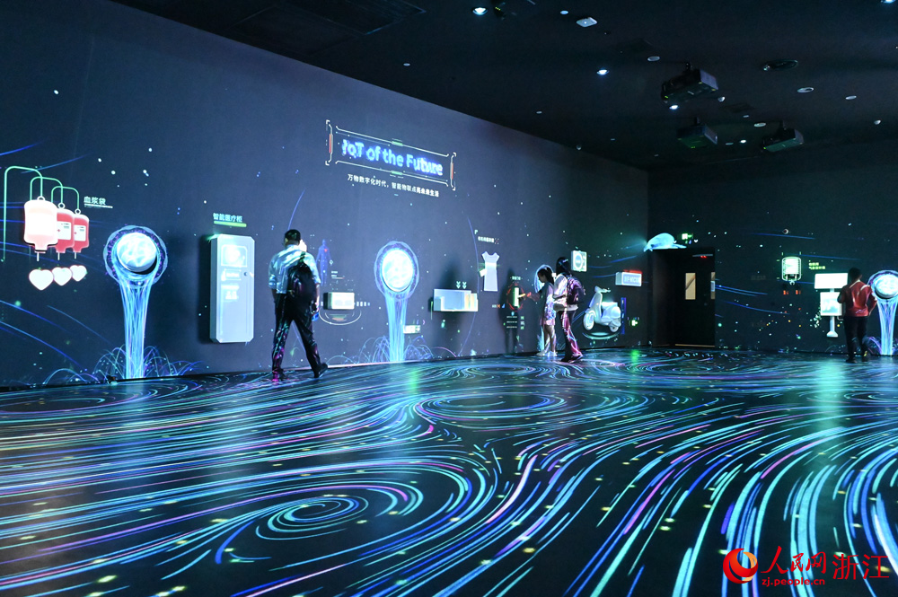 展廳充分利用沉浸式體感交互、U-MAX影院等領先科技進行展示。人民網記者 葉賓得攝