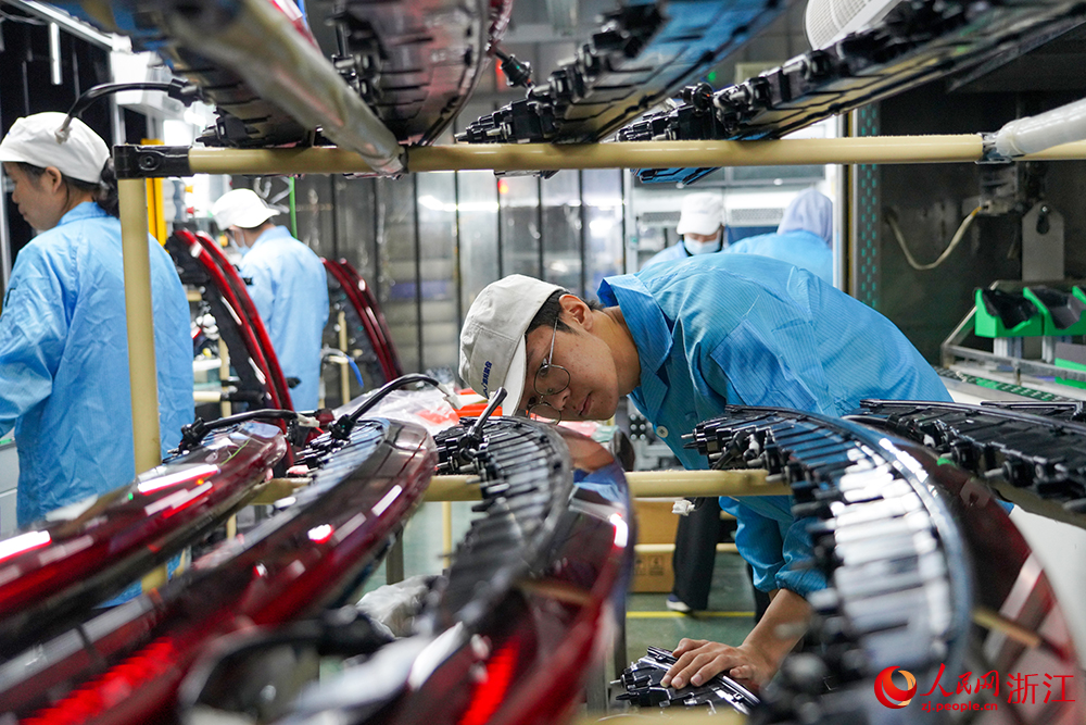 在丽水经济技术开发区一汽车零配件工厂，工人正在车间里忙碌地生产。人民网 章勇涛摄