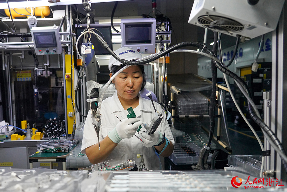 在丽水经济技术开发区一汽车零配件工厂，工人正在车间里忙碌地生产。人民网 章勇涛摄