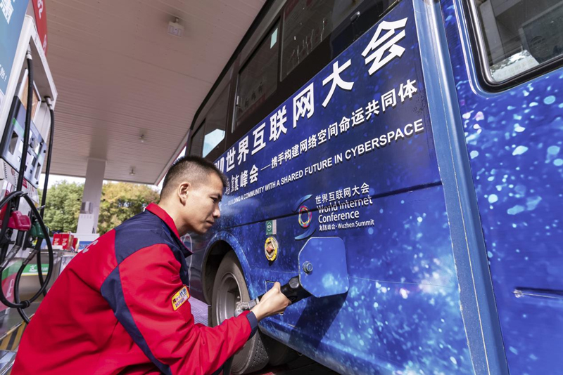 中国石化浙江石油嘉兴桐乡乌镇加能站为峰会车辆加油。浙江石油供图