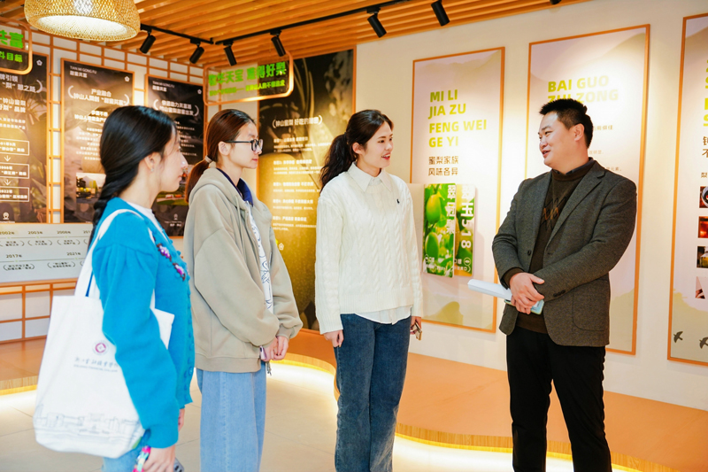 青年宣講員講述發展。桐廬縣委宣傳部供圖