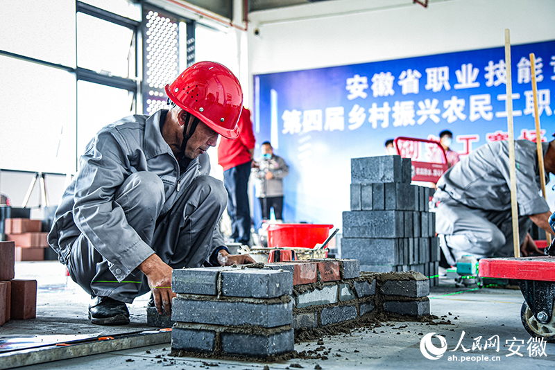 4安徽省第四届乡村振兴农民工职业技能竞赛决赛，砌筑工组正在进行比赛。人民网记者 李希蒙摄