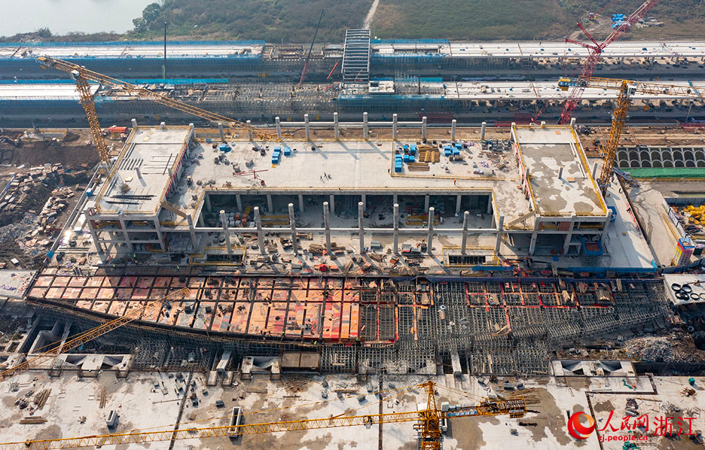 11月15日，空中俯瞰湖州東站站房主體結構施工現場。人民網 章勇濤攝