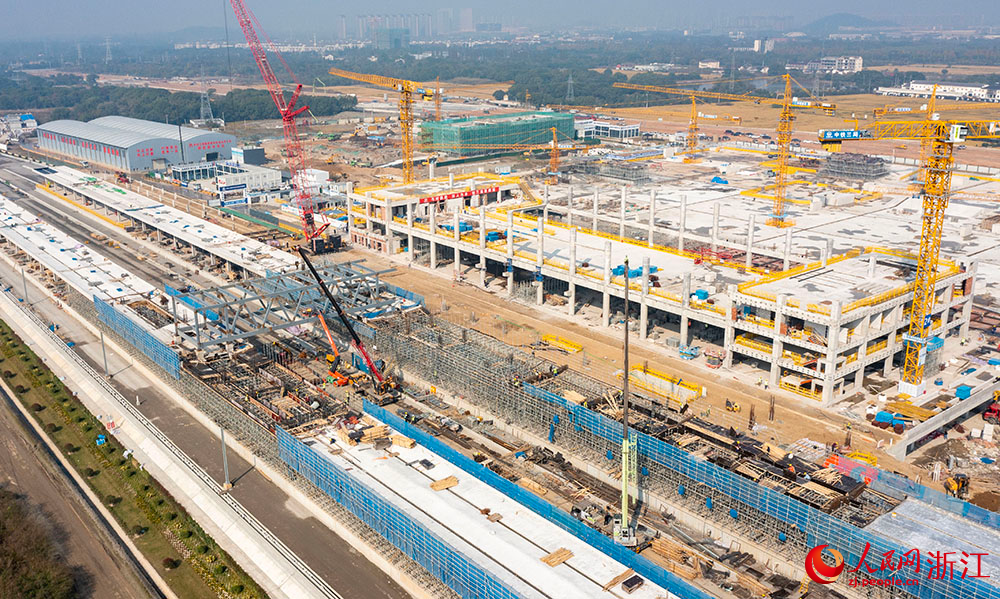 11月15日，空中俯瞰湖州東站站房主體結構施工現場。人民網 章勇濤攝