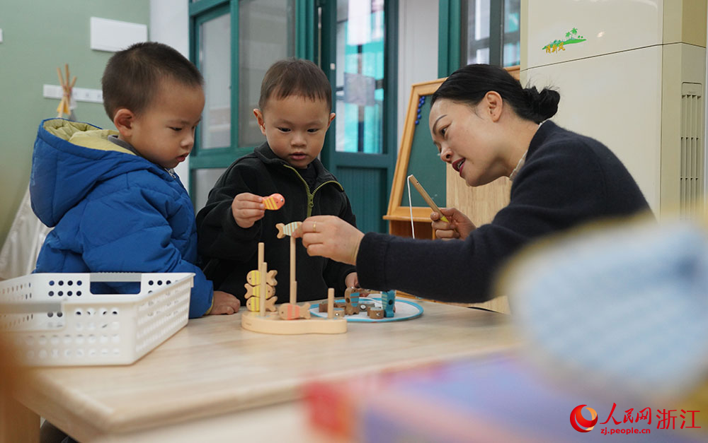 11月16日，在寧波市鎮海寶山幼兒園，小朋友在園內和老師一起玩耍。人民網 章勇濤攝