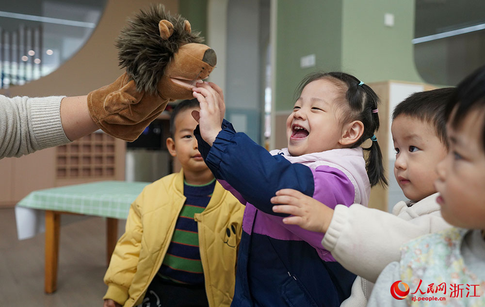 11月16日，在寧波市鎮海寶山幼兒園，小朋友在園內和老師一起玩耍。人民網 章勇濤攝