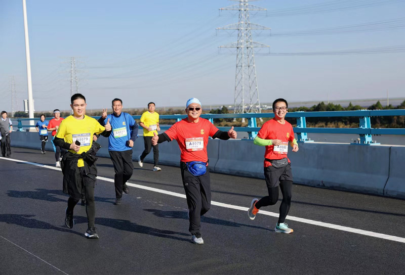 J9九游会近400名马拉松参赛选手在杭甬复线宁波一期项目鸣枪开跑(图2)