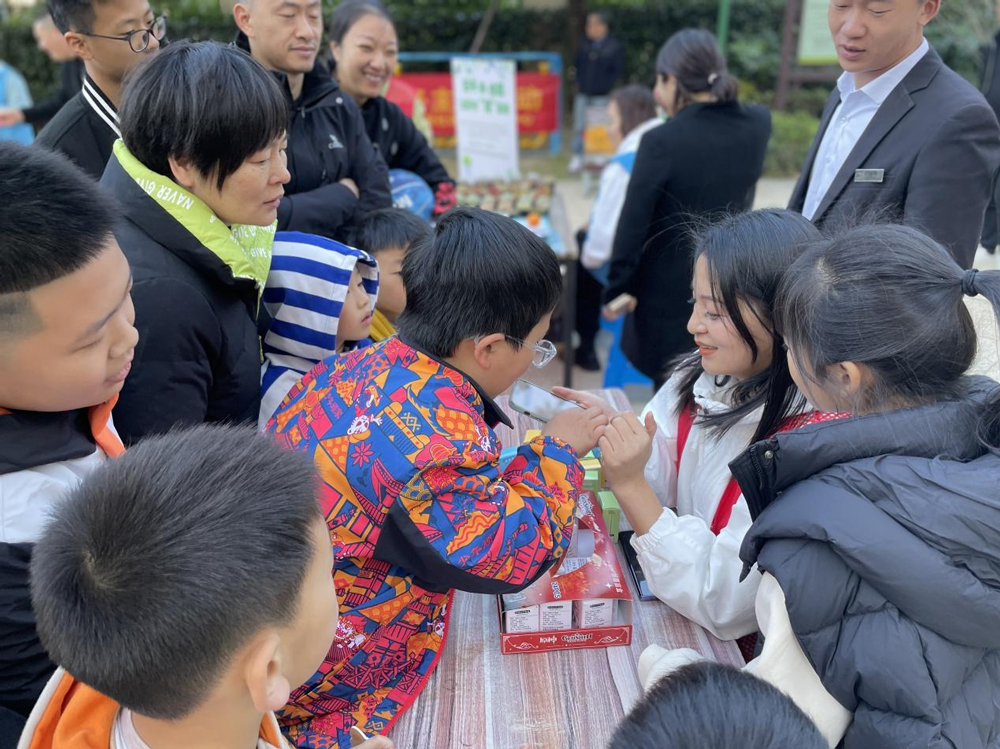 青少年参加知识竞答。戴沙利摄