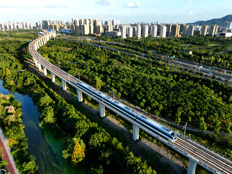 台州S1線列車行駛在高架線上。浙江交通集團供圖