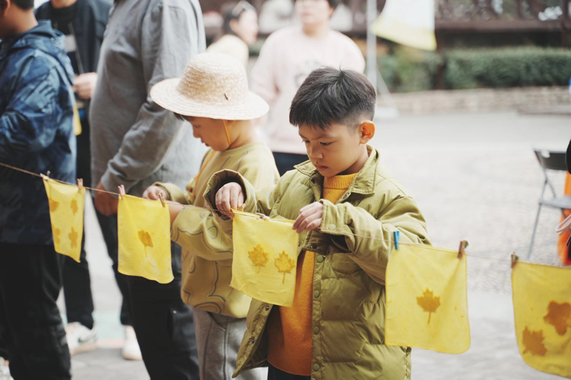 孩子体验柿染技艺。