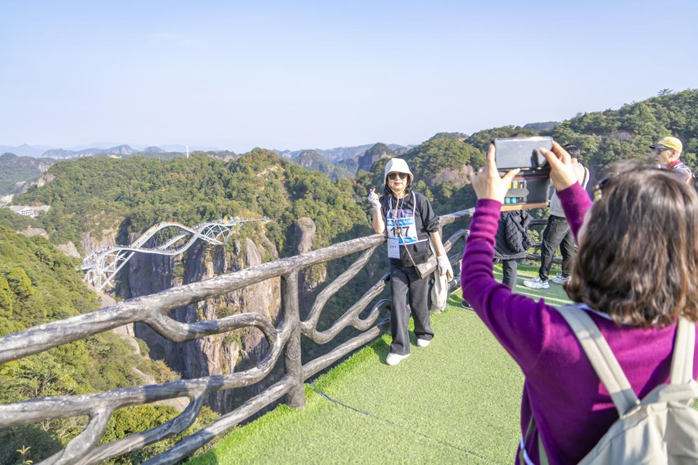 韩国登山爱好者体验神仙居登山路线。仙居县委宣传部供图