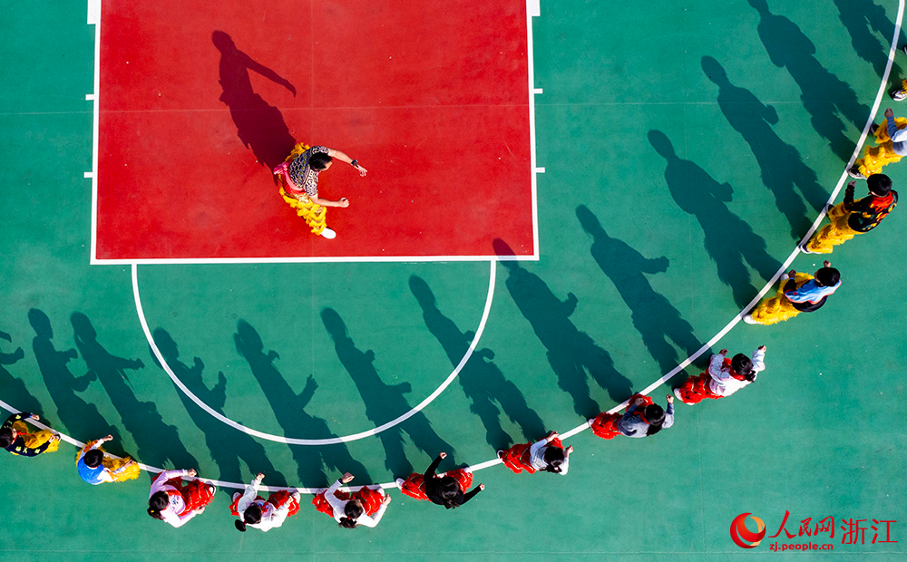 在浙江省寧波市寧海縣前童鎮中心小學操場上，教練童攀峰正指導學生進行舞獅動作技巧的訓練。人民網 章勇濤攝